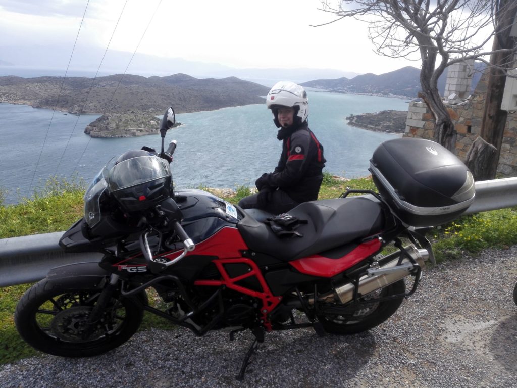 Spinalonga, Lenka a Kréta na motorkách